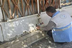 تعطیلی یک واحد ترشی فروشی به دلیل عدم رعایت شیوه نامه های بهداشتی در شهر اقلید 